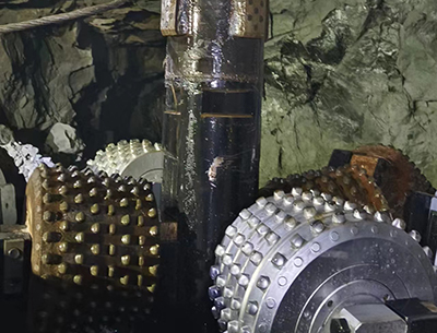 如何更換反井鉆機中心軸？